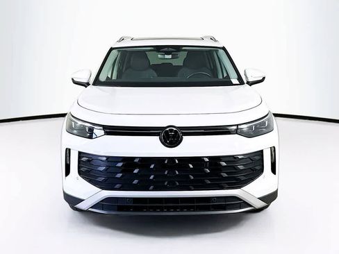 Used 2025 Volkswagen Tiguan SE w/ Panoramic Sunroof Package AWD/4WD image 6