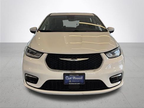 Used 2023 Chrysler Pacifica Touring-L FWD image 3