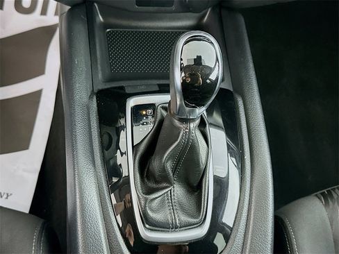 Used 2019 Nissan Rogue SV image 16