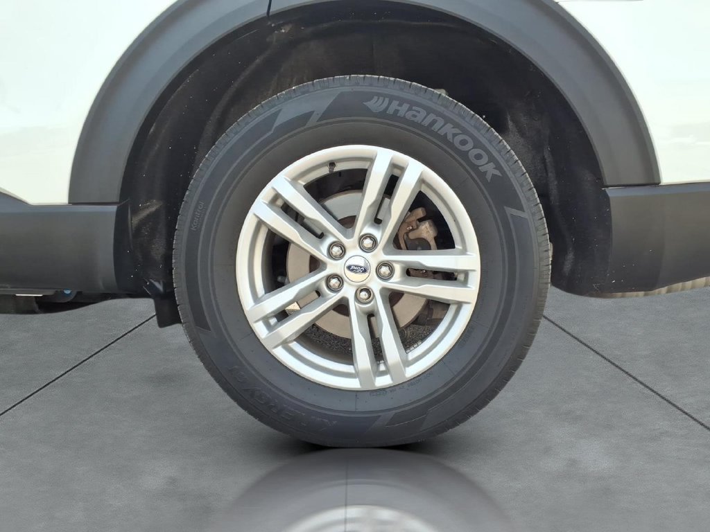 Used 2023 Ford Explorer XLT AWD/4WD image 2