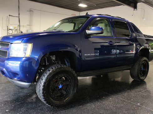 Used 2013 Chevrolet Avalanche LS RWD image 7