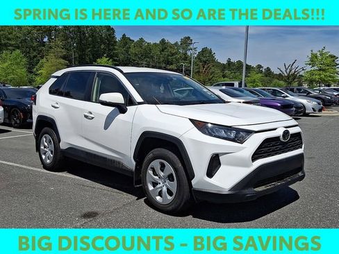 Used 2019 Toyota RAV4 LE image 1