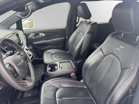 Used 2022 Chrysler Pacifica Touring-L w/ S Appearance Package image 9
