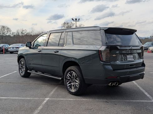 Used 2025 Chevrolet Suburban Z71 w/ Comfort Package image 7