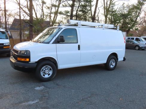 Used 2022 Chevrolet Express 3500 w/ Driver Convenience Package image 8