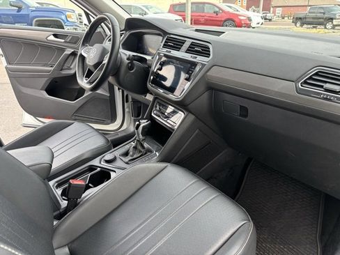Used 2024 Volkswagen Tiguan SE image 25