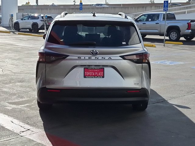 Used 2025 Toyota Sienna XLE FWD image 9