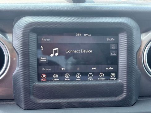 Used 2018 Jeep Wrangler Unlimited Sahara w/ Safety Group AWD/4WD image 9