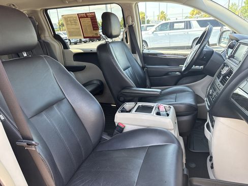 Used 2011 Chrysler Town & Country Touring-L w/ Entertainment Group #2 FWD image 32