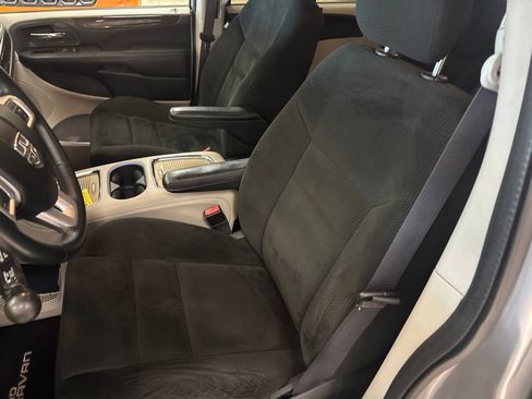 Used 2015 Dodge Grand Caravan SXT w/ UConnect Hands-Free Group FWD image 20