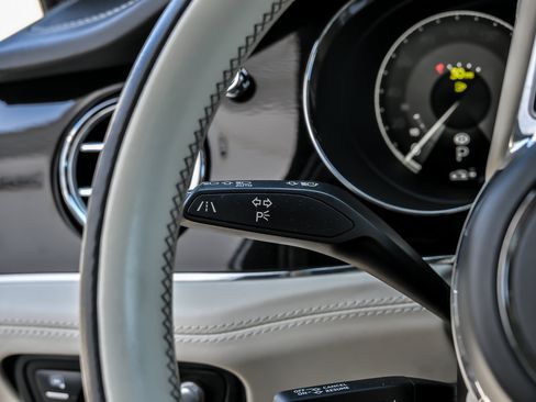 Used 2022 Bentley Bentayga AWD/4WD image 34