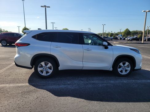 Used 2022 Toyota Highlander LE image 8