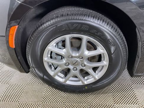 Used 2023 Chrysler Voyager LX image 5