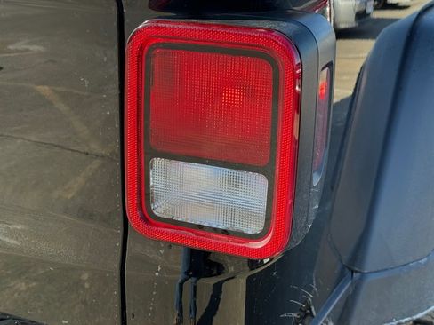 Used 2023 Jeep Gladiator Sport image 16