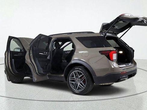 Used 2026 Ford Explorer ST-Line w/ ST-Line Street Pack AWD/4WD image 12