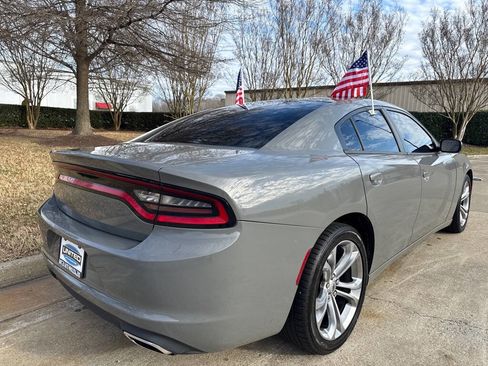 Used 2017 Dodge Charger SE image 3