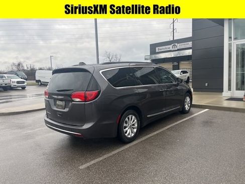 Used 2018 Chrysler Pacifica Touring-L image 5