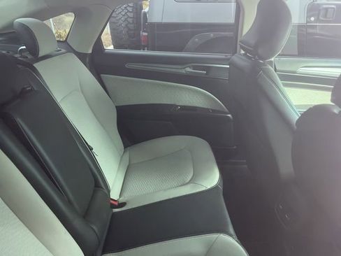 Used 2019 Ford Fusion SE w/ Equipment Group 151A FWD image 3