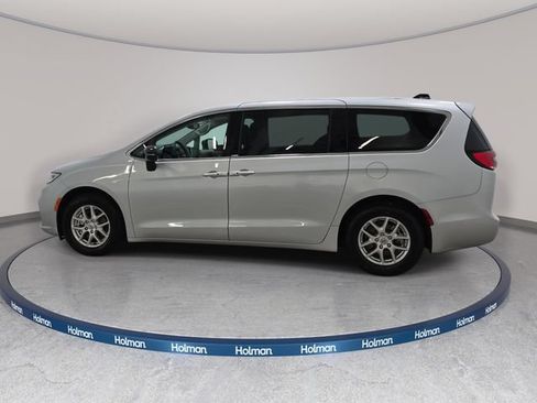 Used 2024 Chrysler Pacifica Touring-L FWD image 9