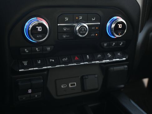 Used 2021 GMC Sierra 2500 Denali w/ Denali Black Diamond Edition image 22