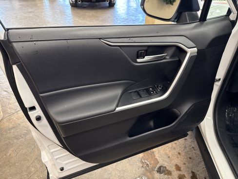 Used 2021 Toyota RAV4 XLE w/ Convenience Package image 27