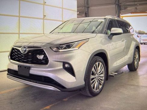 Used 2021 Toyota Highlander Platinum image 2