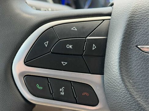 Used 2024 Chrysler Pacifica Touring-L FWD image 11