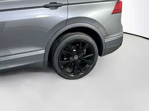 Used 2022 Volkswagen Tiguan SEL R-Line image 31