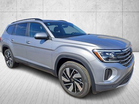 Used 2025 Volkswagen Atlas SE image 7