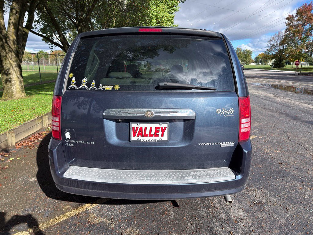Used 2009 Chrysler Town & Country Touring FWD image 8