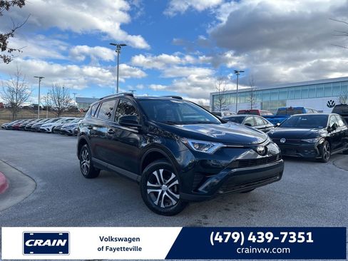 Used 2018 Toyota RAV4 LE image 1