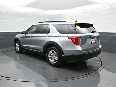 Used 2023 Ford Explorer XLT image 5