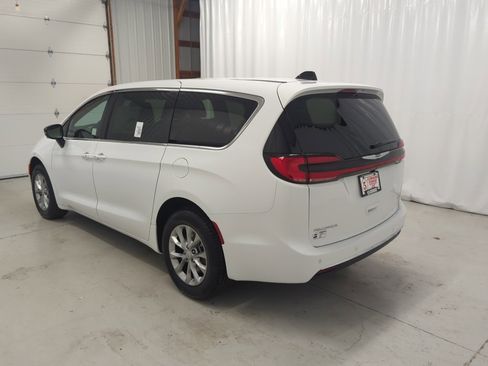 New 2026 Chrysler Pacifica Select image 2