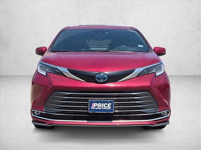 Used 2025 Toyota Sienna Limited FWD image 2