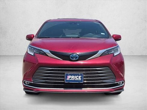 Used 2025 Toyota Sienna Limited FWD image 2