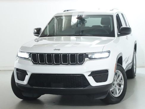 Used 2023 Jeep Grand Cherokee Laredo X AWD/4WD image 3