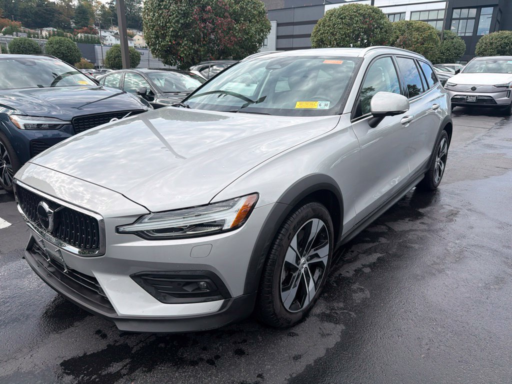 Certified 2025 Volvo V60 B5 Cross Country Plus AWD/4WD image 1