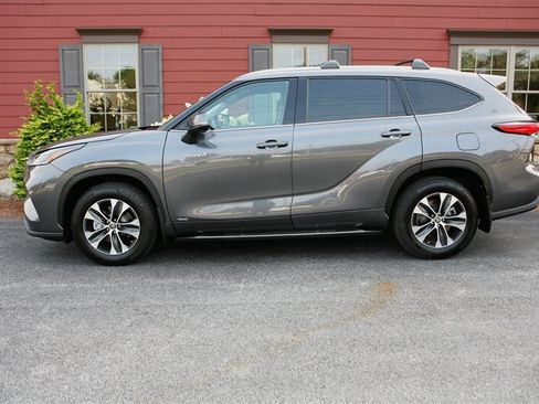 Used 2021 Toyota Highlander XLE image 4