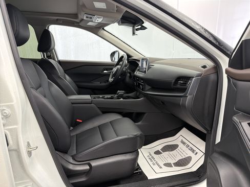 Used 2023 Nissan Rogue SV w/ SV Premium B Package FWD image 11