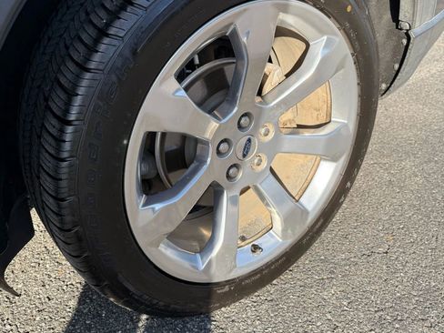 Used 2020 Ford Explorer Platinum w/ Premium Technology Package image 12