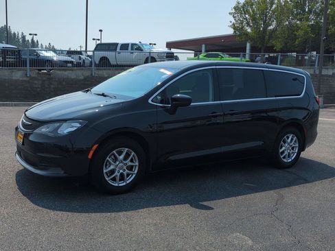 Used 2023 Chrysler Voyager LX FWD image 3