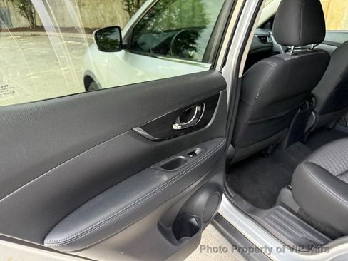 Used 2018 Nissan Rogue SV FWD image 13