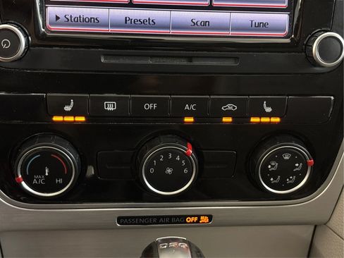 Used 2013 Volkswagen Passat TDI SE FWD image 40