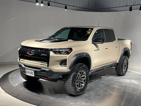 Used 2024 Chevrolet Colorado ZR2 w/ Technology Package AWD/4WD image 8