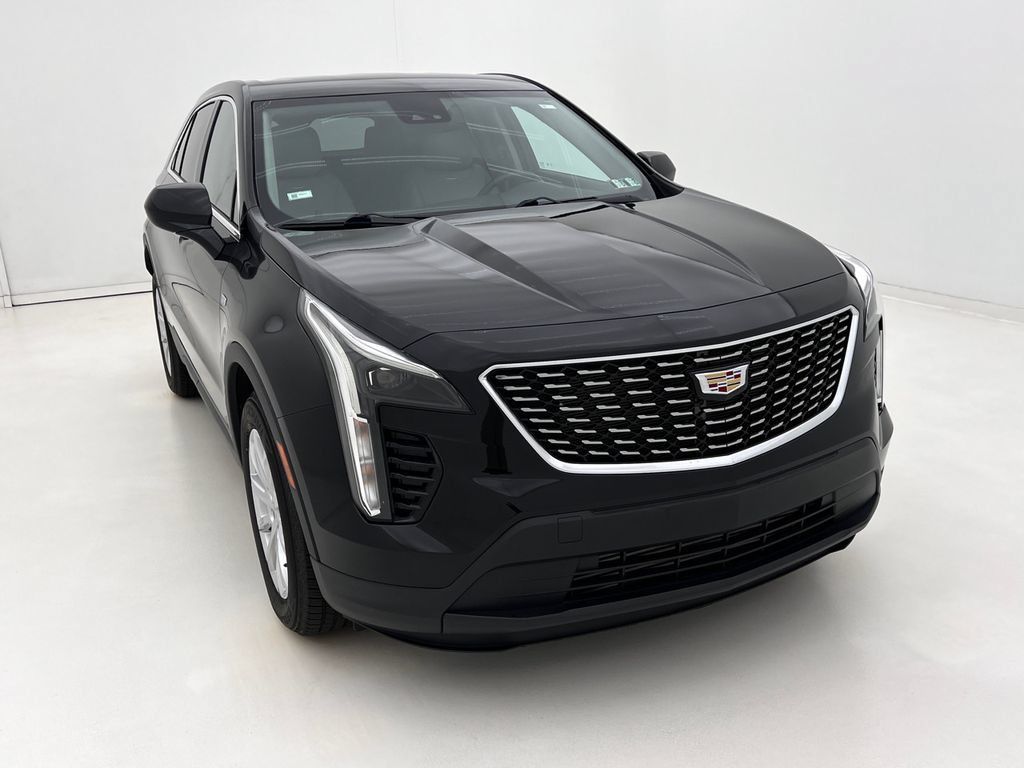 Used 2021 Cadillac XT4 Luxury w/ Cold Weather Package AWD/4WD image 3