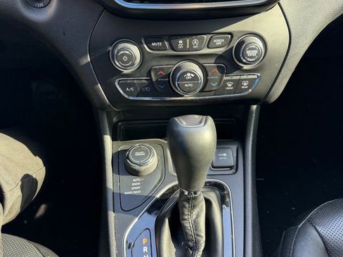 Used 2019 Jeep Cherokee Limited AWD/4WD image 16