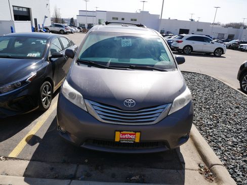 Used 2011 Toyota Sienna Limited w/ Premium Pkg image 2