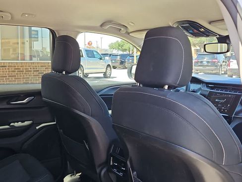 Used 2024 Jeep Grand Cherokee Laredo AWD/4WD image 19