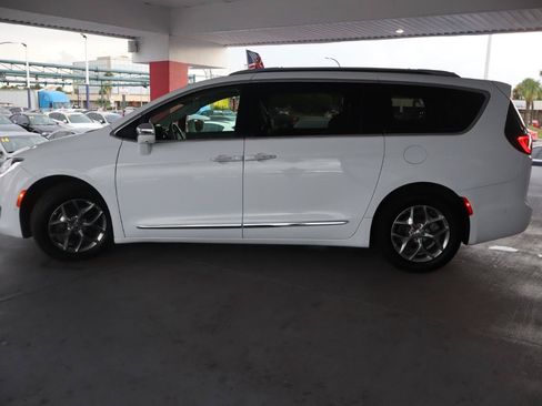 Used 2018 Chrysler Pacifica Limited w/ Advanced Safetytec Group FWD image 10