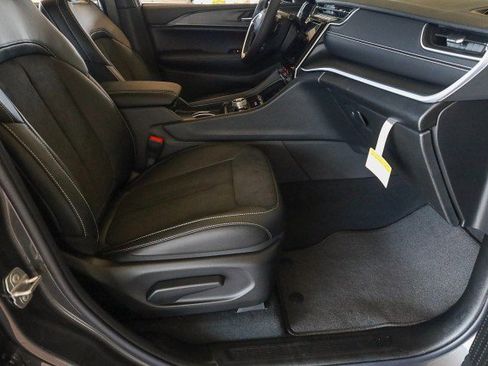 New 2025 Jeep Grand Cherokee L Laredo image 34